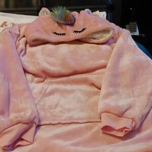 Girl, slip on Unicorn throw